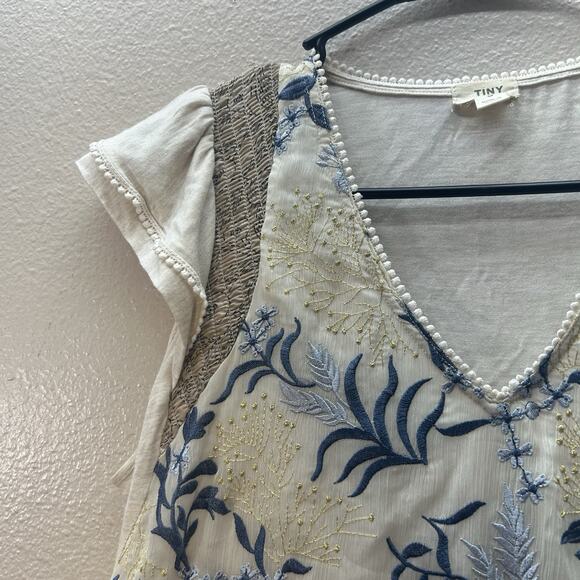 Tiny Anthropologie Embroidered Blouse Top Size Small Boho Floral Flutter Sleeves - Picture 2 of 5